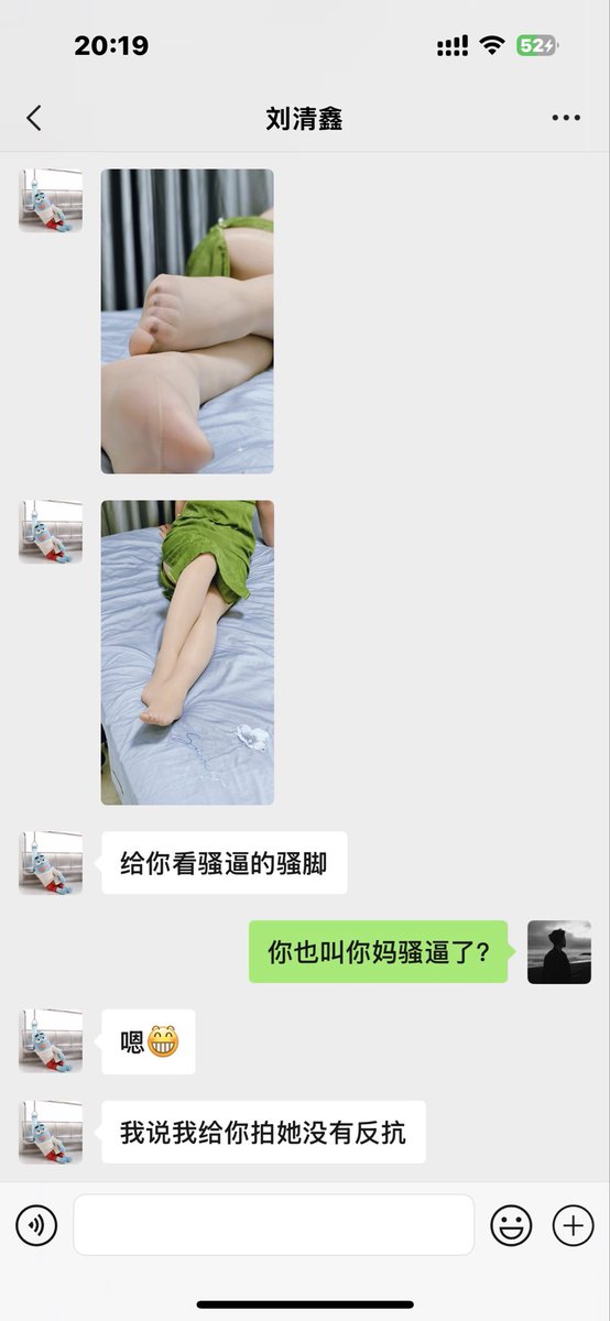 xcam925's tweet photo. 本来昨晚同学和她的骚逼老妈开的民宿，但是现在我和同学都操了她的骚逼老妈，还没有一起操过，我就提前过去在里面等着，听着他叫着妈妈，让他妈妈含深一点我差点没忍住打飞机，好在等他操了一会，我才出去接着插进他妈的骚逼里面，换人的那一刻他妈极力抗拒，被我把两个手按在背后 #熟女 #骚逼 #母狗 https://t.co/Qxe2VjaRoH