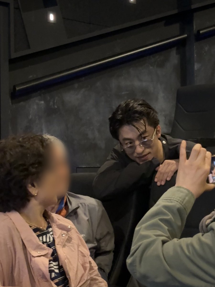lotte_ent's tweet photo. 비주얼부터 팬서비스까지 육각형💖

이번주 <부활남: 더 레드> 무대인사에 함께해주신 관객 여러분 감사합니다!🔥

아직 끝 아님!! 10/9(금) & 10/11(일) 무대인사에서 또 만나요 👋

<부활남: 더 레드> 절찬상영중🥊
지금 예매하기🔗: https://t.co/4Wvf3N6PmF

#부활남더레드 #부활남 #구교환 #신승호 #강기영 #김시아 #김성령 #백 감독 #절찬상영중