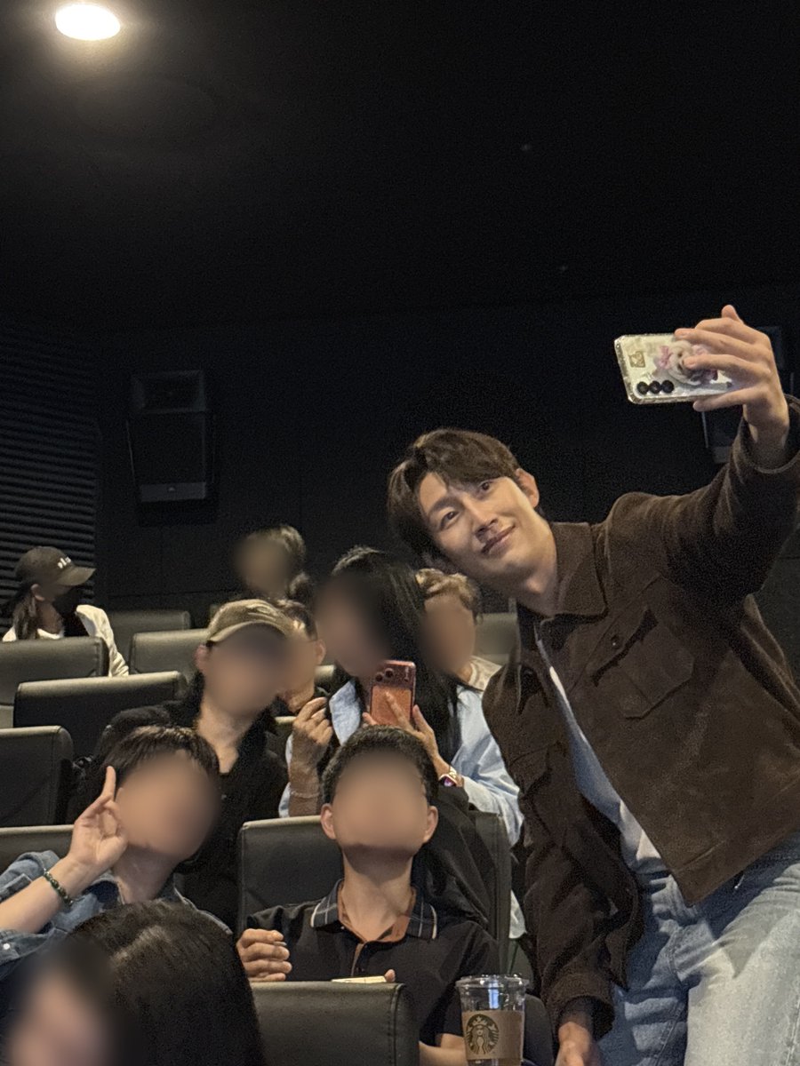 lotte_ent's tweet photo. 비주얼부터 팬서비스까지 육각형💖

이번주 <부활남: 더 레드> 무대인사에 함께해주신 관객 여러분 감사합니다!🔥

아직 끝 아님!! 10/9(금) & 10/11(일) 무대인사에서 또 만나요 👋

<부활남: 더 레드> 절찬상영중🥊
지금 예매하기🔗: https://t.co/4Wvf3N6PmF

#부활남더레드 #부활남 #구교환 #신승호 #강기영 #김시아 #김성령 #백 감독 #절찬상영중