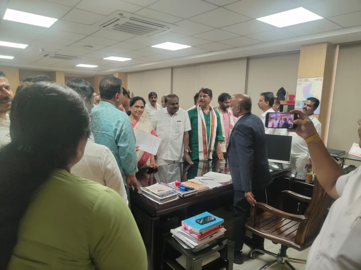 MALimbavali's tweet photo. ಇಂದು ಬೆಂಗಳೂರಿನಲ್ಲಿ ಚುನಾವಣಾಧಿಕಾರಿಗಳ ಕಚೇರಿಯಲ್ಲಿ ಬಿಜೆಪಿ ಹಾಗೂ ಜೆಡಿಎಸ್ ವತಿಯಿಂದ ನಡೆದ ರಾಜ್ಯ ಚುನಾವಣಾಧಿಕಾರಿಯಾವರೊಂದಿಗೆ ಸಭೆಯಲ್ಲಿ ಭಾಗವಹಿಸಲಾಯಿತು.

ರಾಜ್ಯದಲ್ಲಿ ಕಾಂಗ್ರೆಸ್ ಸರ್ಕಾರವು SIR - ಮತದಾರ ಪಟ್ಟಿ ವಿಶೇಷ ತೀವ್ರ ಪರಿಷ್ಕರಣೆ ಪ್ರಕ್ರಿಯೆ ಬಗ್ಗೆ ಅನವಶ್ಯಕವಾಗಿ ಜನರಲ್ಲಿ ಗೊಂದಲ ಮೂಡಿಸುವ ಪ್ರಯತ್ನ ಮಾಡುತ್ತಿದ್ದು, https://t.co/o6Ar4I8fom