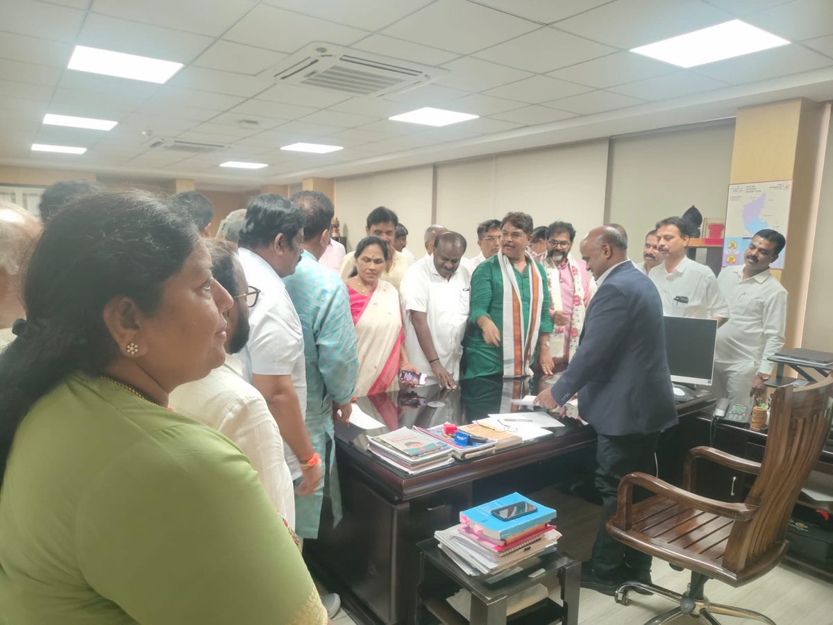 MALimbavali's tweet photo. ಇಂದು ಬೆಂಗಳೂರಿನಲ್ಲಿ ಚುನಾವಣಾಧಿಕಾರಿಗಳ ಕಚೇರಿಯಲ್ಲಿ ಬಿಜೆಪಿ ಹಾಗೂ ಜೆಡಿಎಸ್ ವತಿಯಿಂದ ನಡೆದ ರಾಜ್ಯ ಚುನಾವಣಾಧಿಕಾರಿಯಾವರೊಂದಿಗೆ ಸಭೆಯಲ್ಲಿ ಭಾಗವಹಿಸಲಾಯಿತು.

ರಾಜ್ಯದಲ್ಲಿ ಕಾಂಗ್ರೆಸ್ ಸರ್ಕಾರವು SIR - ಮತದಾರ ಪಟ್ಟಿ ವಿಶೇಷ ತೀವ್ರ ಪರಿಷ್ಕರಣೆ ಪ್ರಕ್ರಿಯೆ ಬಗ್ಗೆ ಅನವಶ್ಯಕವಾಗಿ ಜನರಲ್ಲಿ ಗೊಂದಲ ಮೂಡಿಸುವ ಪ್ರಯತ್ನ ಮಾಡುತ್ತಿದ್ದು, https://t.co/o6Ar4I8fom