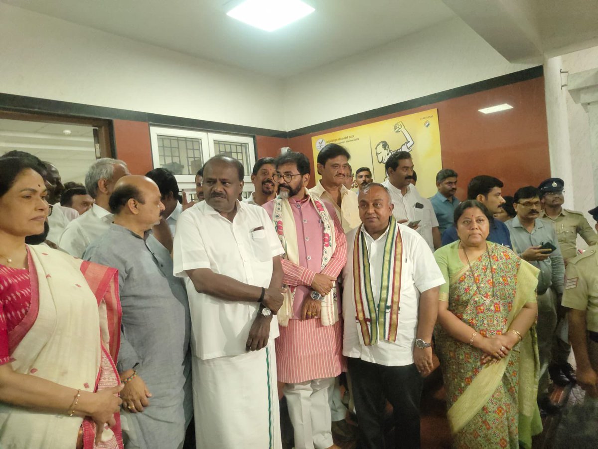 MALimbavali's tweet photo. ಇಂದು ಬೆಂಗಳೂರಿನಲ್ಲಿ ಚುನಾವಣಾಧಿಕಾರಿಗಳ ಕಚೇರಿಯಲ್ಲಿ ಬಿಜೆಪಿ ಹಾಗೂ ಜೆಡಿಎಸ್ ವತಿಯಿಂದ ನಡೆದ ರಾಜ್ಯ ಚುನಾವಣಾಧಿಕಾರಿಯಾವರೊಂದಿಗೆ ಸಭೆಯಲ್ಲಿ ಭಾಗವಹಿಸಲಾಯಿತು.

ರಾಜ್ಯದಲ್ಲಿ ಕಾಂಗ್ರೆಸ್ ಸರ್ಕಾರವು SIR - ಮತದಾರ ಪಟ್ಟಿ ವಿಶೇಷ ತೀವ್ರ ಪರಿಷ್ಕರಣೆ ಪ್ರಕ್ರಿಯೆ ಬಗ್ಗೆ ಅನವಶ್ಯಕವಾಗಿ ಜನರಲ್ಲಿ ಗೊಂದಲ ಮೂಡಿಸುವ ಪ್ರಯತ್ನ ಮಾಡುತ್ತಿದ್ದು, https://t.co/o6Ar4I8fom