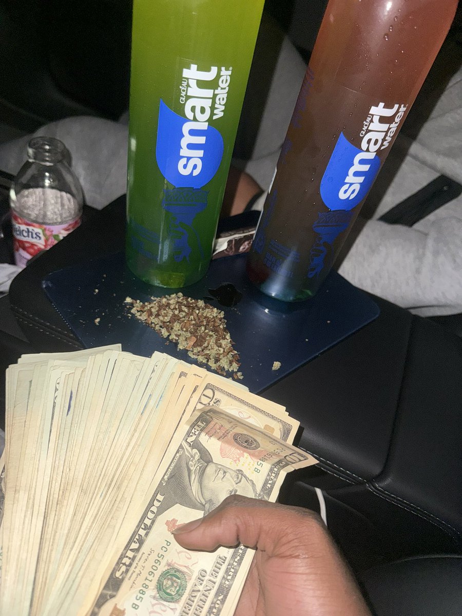 r3negadera1derr's tweet photo. If u gotta lose ppl behind that bread I say do it https://t.co/a6QYQiAc7n