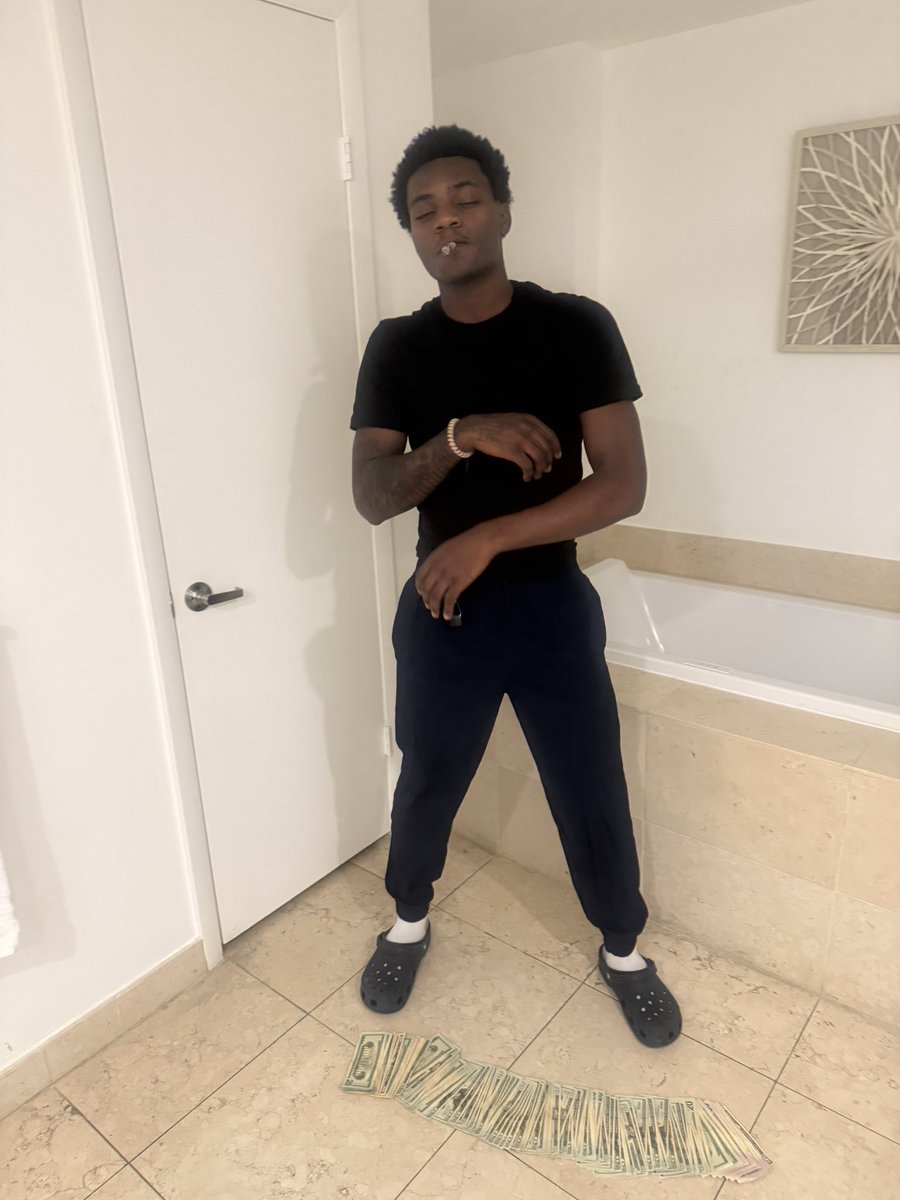 r3negadera1derr's tweet photo. If u gotta lose ppl behind that bread I say do it https://t.co/a6QYQiAc7n