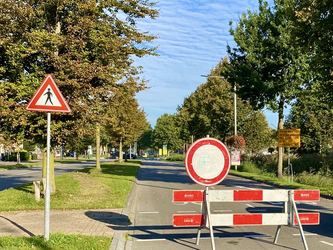 gemeentehia's tweet photo. 🚧 Deze week wordt gewerkt aan de rotonde #Rietlaan-#LaanVanWelhorst. 

Autoverkeer wordt omgeleid via #Sophialaan, #Langeweg en #Veersedijk. Fietsers en voetgangers kunnen wel over de rotonde, al zullen fietsers een klein deel met de fiets aan de hand moeten lopen. https://t.co/HI93JZtzbo