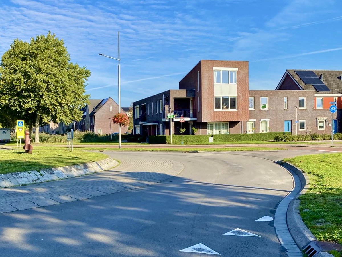 gemeentehia's tweet photo. 🚧 Deze week wordt gewerkt aan de rotonde #Rietlaan-#LaanVanWelhorst. 

Autoverkeer wordt omgeleid via #Sophialaan, #Langeweg en #Veersedijk. Fietsers en voetgangers kunnen wel over de rotonde, al zullen fietsers een klein deel met de fiets aan de hand moeten lopen. https://t.co/HI93JZtzbo