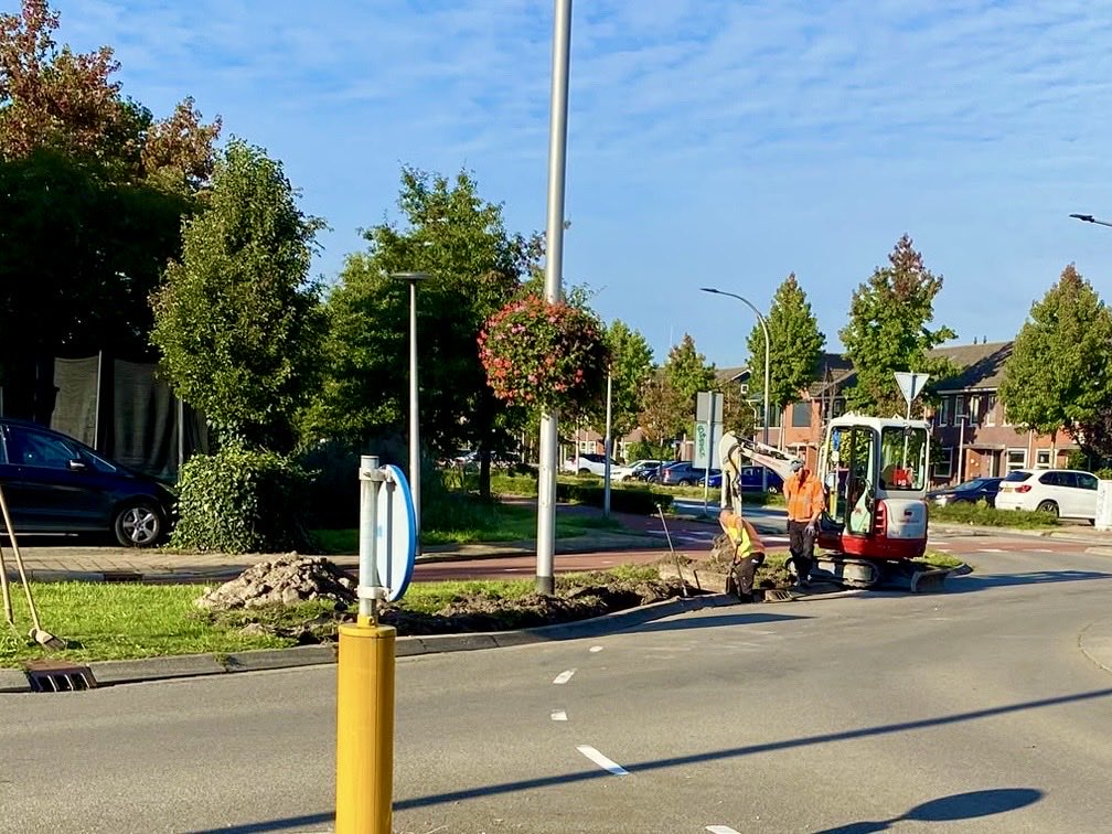 gemeentehia's tweet photo. 🚧 Deze week wordt gewerkt aan de rotonde #Rietlaan-#LaanVanWelhorst. 

Autoverkeer wordt omgeleid via #Sophialaan, #Langeweg en #Veersedijk. Fietsers en voetgangers kunnen wel over de rotonde, al zullen fietsers een klein deel met de fiets aan de hand moeten lopen. https://t.co/HI93JZtzbo