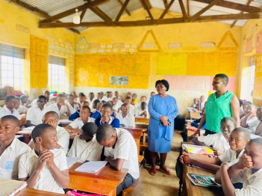 PatienceNamudd1's tweet photo. ONC Fort Portal City Coordinator Ms Kabasinguzi Shamim monitored Kahungabunyonyi Primary School, where 1,158 pupils are served by 13 teachers. The school also faces shortages of desks, ageing classrooms and inadequate sanitation. #ONCUpdates https://t.co/RNLv0rkHBz