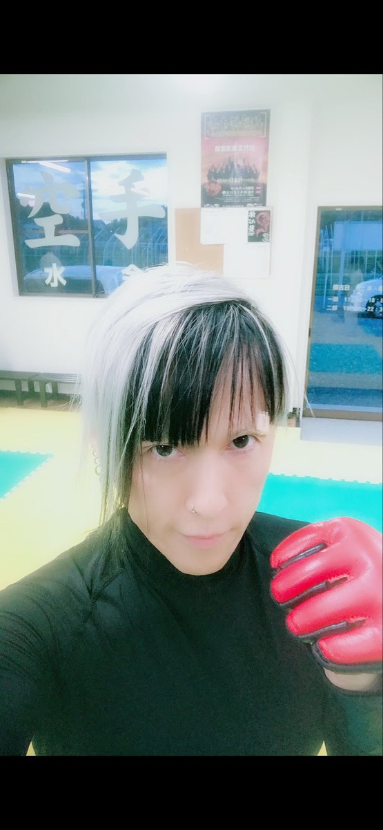 daisuke_side's tweet photo. 僕は10年前に自分の免疫異常で
大腸が潰瘍に食い潰され破裂して
腹膜炎を起こし生死を彷徨いました
潰瘍性大腸炎の薬も効かなかった
助かったことのない症例で
色んな実験を繰り返し死ぬのを
待っている状態でした
小腸から肛門まで切断し、
九死に一生を勝ち取りました
腸の病はとても多くて
元メンバーだったX JAPANのHEATHや
LUNA SEAの真ちゃんも腸の病で
亡くして　
2人共俺の病気の事知ってくれていただけにとても悔しくて
本当に多い病なので
そして早期発見で広がりを食い止められるので　下血したり　ダイエットしたり
していなくても体重減ってきたり
黒い色の便がでたりしたら
大袈裟だとか面倒だと思わないで
すぐ検査してほしい

病室で一緒になった人達で
手遅れになった人で亡くなっていくのを
たくさん見てきました
みなさん口を揃えて
早く検査しておけば良かった
ずっとその言葉が
同じ病室のカーテン越しに
聞こえてました
僕は諦めたり　投げたり
自ら命を断とうともしましたが
でも　やっぱり奇跡を信じて
闘う事を選び
生き残りをかけて
明日を手に入れるために
自分のメンタルを操ってきました
何が自分を奮い立たせるのか
それを知る事が大切だったなと

今同じバンドマンが戦ってたり
フォロワーさんが戦ってたり
僕も九死に一生得たので
自分の細胞まで信じて
闘ってください
今は人工肛門でも
 Liveも好きな格闘技も
出来ています
とにかく早く検査してくださいね

✨🦇✡️🔮🧟🔮✡️🦇✨
