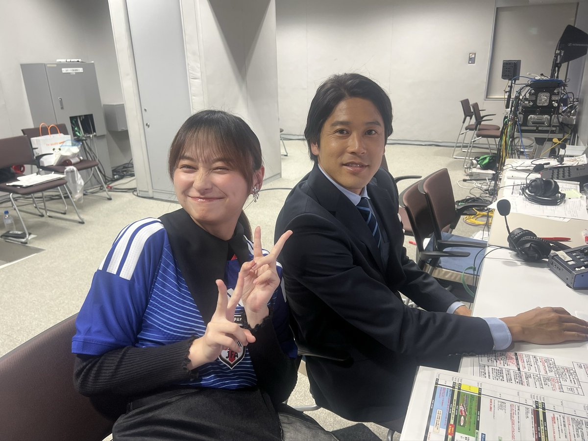 KageyamaStaff's tweet photo. 15年ぶりのキリンカップ優勝🏆
素晴らしい試合でした！🇯🇵⚽️

そして影山は初実況席！
ハーフタイムのハイライトを担当させていただきました！

そして内田さんとお写真を撮っていただきました。
ありがとうございました！
#サッカー日本代表 #キリンカップ2026 https://t.co/2QB9myXEDL