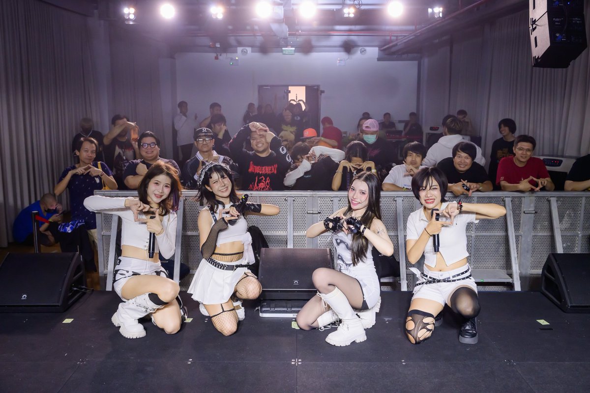 paindora_idol's tweet photo. จบไปแล้วกับงาน AIBECK LIVE IN BANGKOK  พวกเรา PAiNDORA ยินดีมากที่ได้เป็นส่วนหนึ่งของงานในครั้งนี้ ขอบคุณทาง SONiC WAVE MUSiC ที่จุดประกายไฟให้กับเราและผู้ชมทุกคนนะคะ พวกเราได้รับชมโชว์ของ AIBECK ด้วย เมมเบอร์เก่งกันมาก สนุกมากเลยค่ะ🔥

#PAINDORA_IDOL #ペインドラ #PAINDORA #IDOL https://t.co/UWYKe1xel3