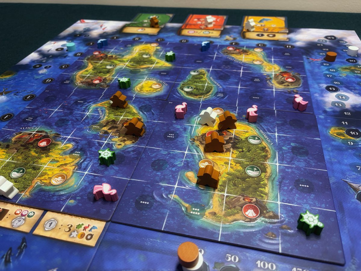 emagdraob's tweet photo. CARIBE / カリべ
カリブ海 小アンティル諸島とその周辺の海洋調査がテーマのspiel26新作

アクション選択 x 手札の座標で調査員を配置や動物駒の獲得ができますが、手札のカードは中間・最終決算の得点条件も兼ねているため、終始儘ならない
駒はかわいいですが、何を得て何を諦めるかは常に悩ましい https://t.co/xXcpAe9YJm