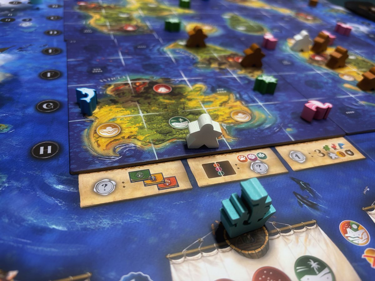 emagdraob's tweet photo. CARIBE / カリべ
カリブ海 小アンティル諸島とその周辺の海洋調査がテーマのspiel26新作

アクション選択 x 手札の座標で調査員を配置や動物駒の獲得ができますが、手札のカードは中間・最終決算の得点条件も兼ねているため、終始儘ならない
駒はかわいいですが、何を得て何を諦めるかは常に悩ましい https://t.co/xXcpAe9YJm
