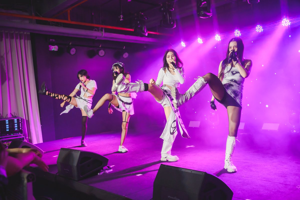 paindora_idol's tweet photo. จบไปแล้วกับงาน AIBECK LIVE IN BANGKOK  พวกเรา PAiNDORA ยินดีมากที่ได้เป็นส่วนหนึ่งของงานในครั้งนี้ ขอบคุณทาง SONiC WAVE MUSiC ที่จุดประกายไฟให้กับเราและผู้ชมทุกคนนะคะ พวกเราได้รับชมโชว์ของ AIBECK ด้วย เมมเบอร์เก่งกันมาก สนุกมากเลยค่ะ🔥

#PAINDORA_IDOL #ペインドラ #PAINDORA #IDOL https://t.co/UWYKe1xel3