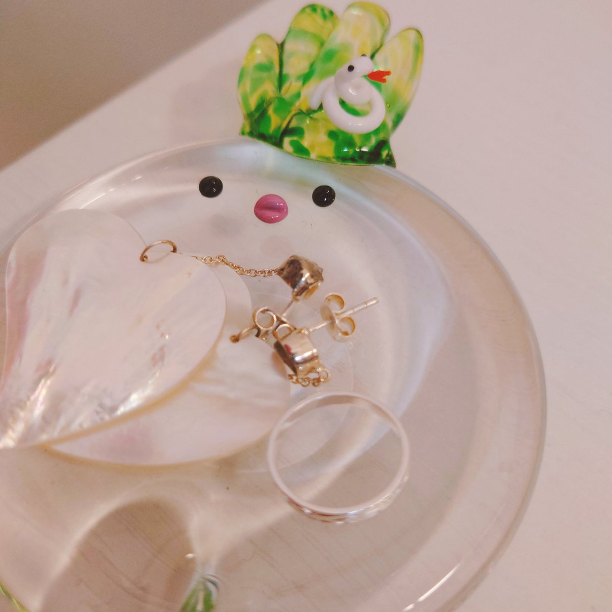 macaronne_rouge's tweet photo. わては酔っ払ったら必ずここにアクセサリー置きます場(アクセサリー一時避難所)に鎮座してらっしゃるwww https://t.co/ErbN2LGQQU