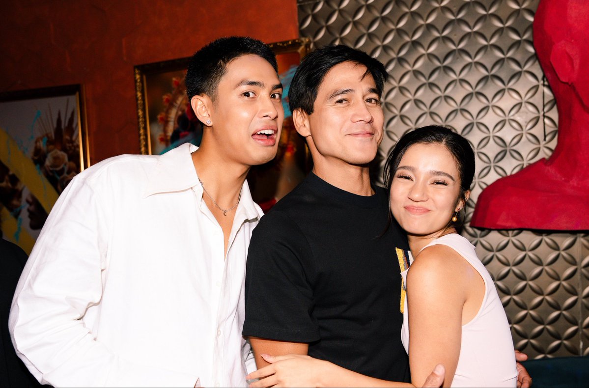 sue45158's tweet photo. 2/5 of Da Facs and Julia was so supportive during TSW. Tapos ngayon si Belle naman Ang nagpa block screening para sa movie ng Joshlia. Tapos si Donny pumunta pa ng premiere night. I love this fam!!! https://t.co/aEVctfkZXw