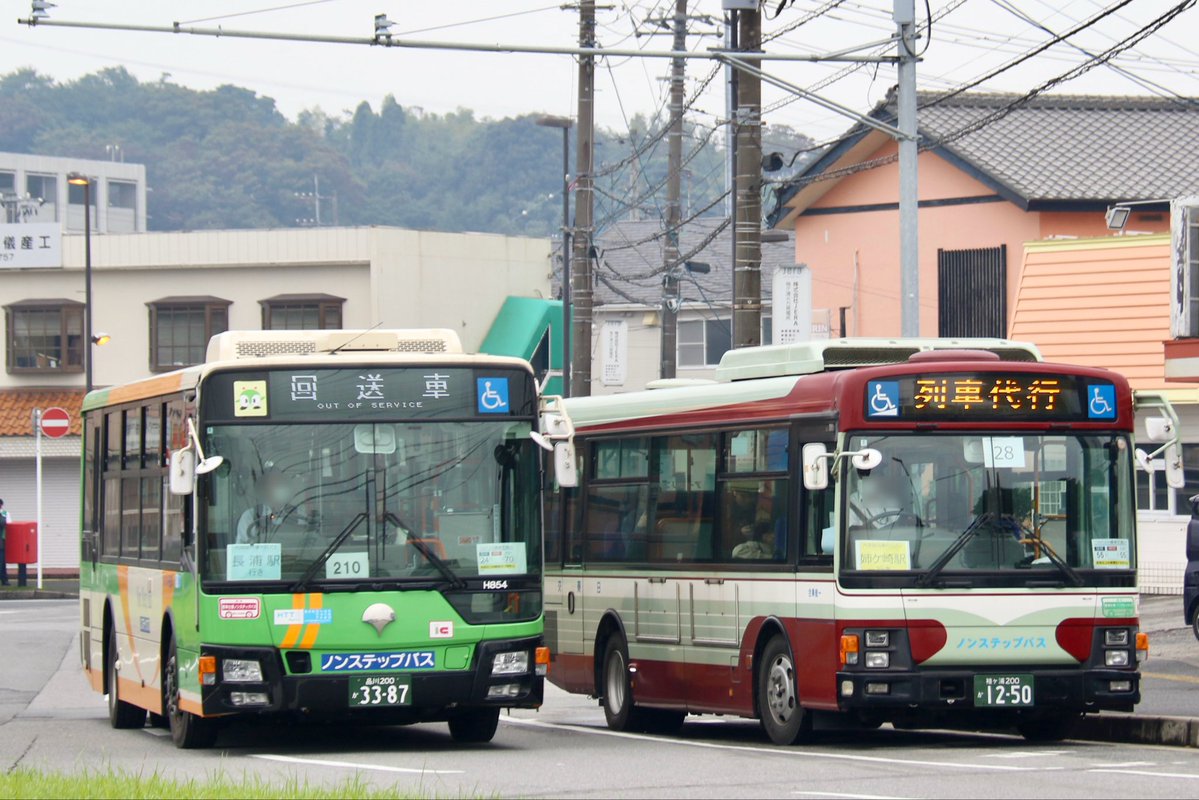 koedo_bus's tweet photo. JR内房線列車代行バス

待機場での路線車4台・4メーカー並び
日東交通LR／都営バスMP／平和交通H L／小湊鐵道RA
（敷地外より）

都バス×日東交通

JRバス関東

福島交通×京成バスイーストBYD

各社集めての運行となりました。 https://t.co/seoHRBPNTW