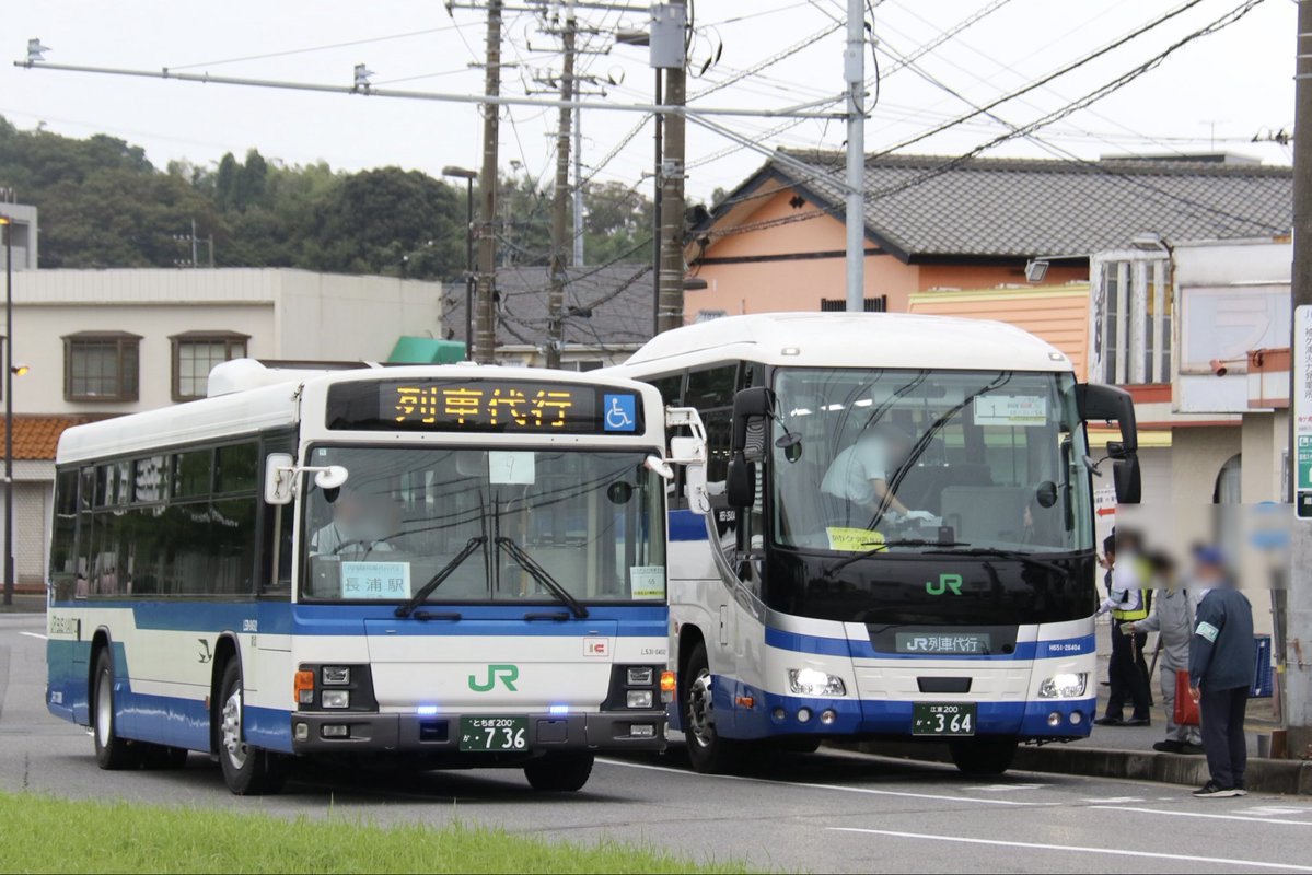koedo_bus's tweet photo. JR内房線列車代行バス

待機場での路線車4台・4メーカー並び
日東交通LR／都営バスMP／平和交通H L／小湊鐵道RA
（敷地外より）

都バス×日東交通

JRバス関東

福島交通×京成バスイーストBYD

各社集めての運行となりました。 https://t.co/seoHRBPNTW