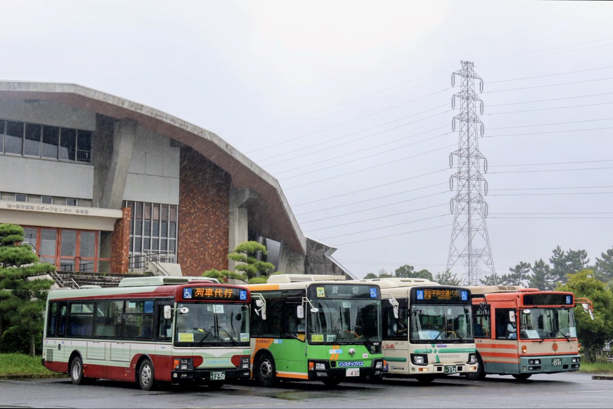 koedo_bus's tweet photo. JR内房線列車代行バス

待機場での路線車4台・4メーカー並び
日東交通LR／都営バスMP／平和交通H L／小湊鐵道RA
（敷地外より）

都バス×日東交通

JRバス関東

福島交通×京成バスイーストBYD

各社集めての運行となりました。 https://t.co/seoHRBPNTW