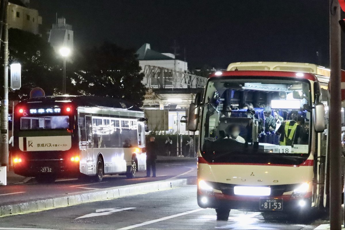 koedo_bus's tweet photo. JR内房線列車代行バス

待機場での路線車4台・4メーカー並び
日東交通LR／都営バスMP／平和交通H L／小湊鐵道RA
（敷地外より）

都バス×日東交通

JRバス関東

福島交通×京成バスイーストBYD

各社集めての運行となりました。 https://t.co/seoHRBPNTW