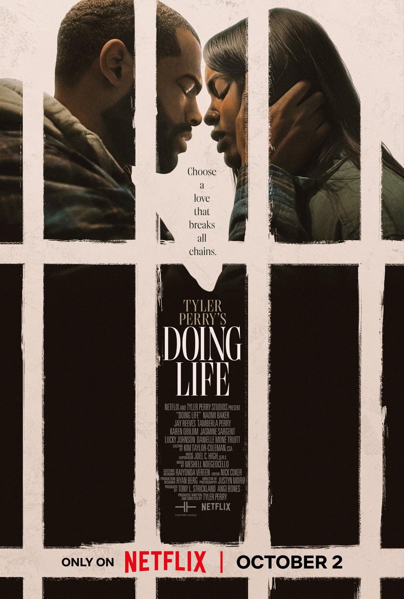PlanetReviewDE's tweet photo. #DoingLifeNetflix
Review ⭐️

Autsch! Bei #DoingLife haben wir schnell das Gefühl, dass Tyler Perry nicht einen Film erzählen möchte, sondern gleich fünf auf einmal. Wir bekommen eine Geschichte über sexuelle Gewalt am Arbeitsplatz, finanzielle Probleme auf dem Weg zu einer Karriere als Krankenschwester, eine ungewöhnliche Romanze zwischen einer alleinerziehenden Mutter und einem ehemaligen Häftling, ein Familiendrama rund um eine kranke Mutter und ihre Töchter und schließlich noch die Geschichte eines Künstlers, dessen Werke gestohlen wurden. Jeder einzelne dieser Handlungsstränge hätte genügend Material für ein eigenes Drama geboten – zusammen ergeben sie jedoch einen hoffnungslos überladenen Film. Im Zentrum stehen Anika und Carousel, doch ausgerechnet ihre Liebesgeschichte funktioniert für uns kaum. Zwischen Naomi Baker und Jay Reeves fehlt es an glaubwürdiger Chemie. Ihre gemeinsamen Szenen wirken häufig merkwürdig steif, mit unnatürlichen Pausen und Reaktionen, als müssten beide erst überlegen, was als Nächstes im Drehbuch steht. Selbst Momente, die eigentlich emotional oder überraschend sein sollten, entfalten dadurch kaum Wirkung. Das Problem zieht sich auch durch den Rest des Films. Wir wissen teilweise überhaupt nicht, welchen Ton Doing Life treffen möchte. Wenn Anikas Mutter Cathy Carousel abwertend nur „Convict“ nennt, bleibt beispielsweise unklar, ob die Szene ernsthaft verletzend oder irgendwie komisch wirken soll. Dazu konstruiert das Drehbuch Konflikte auf eine Art, die uns regelmäßig an der Logik der Figuren zweifeln lässt. Besonders absurd wird es, wenn Carousel unangekündigt bei Anika auftaucht, obwohl ihre geheime Beziehung vor der Familie verborgen bleiben soll – nur um ihr mitzuteilen, dass sein Handy kaputt ist. Dabei steckt durchaus interessantes Material in der Geschichte. Carousel ist Künstler und besitzt gleichzeitig juristische Fähigkeiten, Anikas familiäre Situation bietet reichlich Konfliktpotenzial und auch die gesellschaftlichen Vorurteile gegenüber ihrer Beziehung hätten Stoff für ein wesentlich differenzierteres Drama geliefert. Doch 'Doing Life' möchte alles gleichzeitig behandeln und entwickelt dadurch kaum etwas davon ausreichend. Am Ende sind wir deshalb vor allem erschöpft. Die zahlreichen Geschichten, die fehlende Chemie, unbeholfene Dialoge und konstruierten Konflikte ergeben ein Drama, das emotional viel erreichen möchte, uns aber erstaunlich wenig fühlen lässt. Statt einer berührenden Geschichte über Liebe, Familie, Vorurteile und zweite Chancen bekommen wir einen Film, der permanent neue Probleme aufwirft, ohne seinen einzelnen Themen genügend Raum zu geben. #Netflix