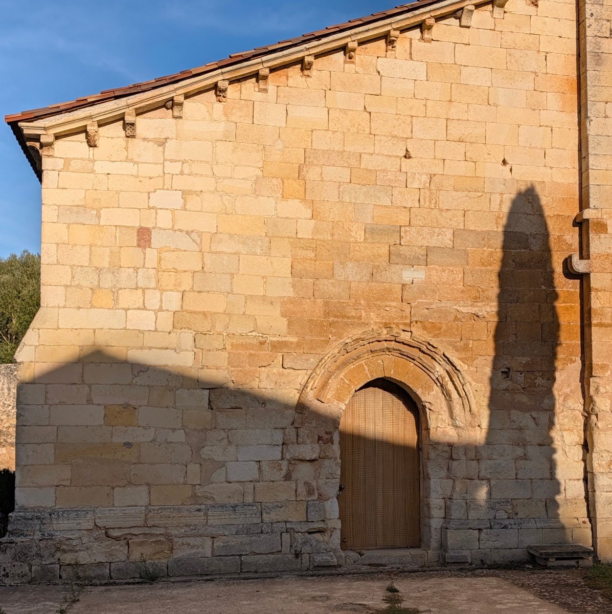 itineratur's tweet photo. Tengo cierra obsesión con el color del románico de Castilla al atardecer. Es esa luz de ocaso sobre una piedra que ya es dorada y son esas sombras alargadas.

Decía Lorca que un río sin sombras es un río desnudo. Pues lo mismo con el románico. https://t.co/kOF9w77ENQ
