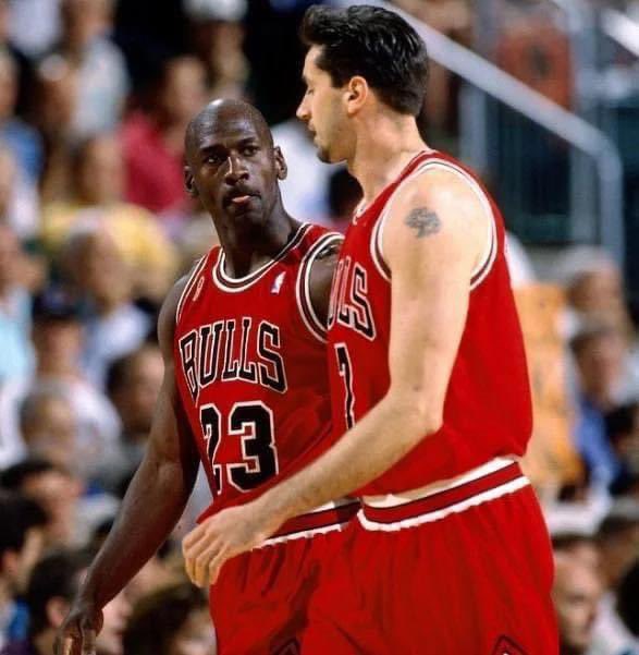 _NBAESP_'s tweet photo. Toni Kukoč comparte cómo Michael Jordan lo ayudó a ser grande:

"Para mí, la ayuda más significativa fue estar allí todos los días y ver lo que él (Jordan) hacia día tras día para ser quien es. En esos pocos años que tuve la oportunidad de jugar con él, nunca se perdió una práctica, nunca se perdió un juego, tantas victorias, MVP, pero aún encontró una raz��n todos los días para venir a esa práctica y aprender algo nuevo, para impulsar todos nosotros ahí para dar nuestro máximo día tras día. Nuestras prácticas fueron más duras que el 60,70% de los juegos que jugamos, y no puedes hacer eso sin un líder que esté ahí todos los días. Ese fue Michael para nosotros.”