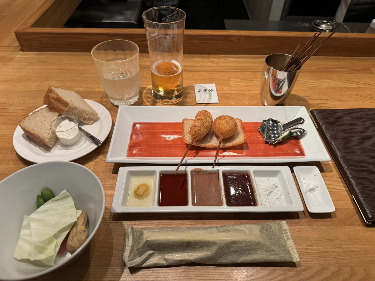 MitchellNoviter's tweet photo. という訳で、職場の上司と当日に大阪入りでした！３時間、車を運転しました！

学会当日の夜は、二人でなんば駅周辺を散歩しながら、「六覺燈 黒門本店」で楽しく飲みました！串揚げにビール、最高に美味しい組み合わせでした！
色々なお話で盛り上がり、素晴らしい夜だったなぁ・・・（しみじみ） https://t.co/dM4KARxuTo