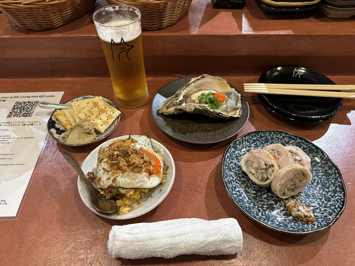 MitchellNoviter's tweet photo. そして、ちょっと酔っ払いながら、一人でなんば駅周辺の散策をば！
色々な物や沢山の人で溢れ返り、とても賑やかで元気な雰囲気でした！

ふと一人で飲むかと思い、「イザカヤキツネ 難波元町店」で飲みました！
たまたま見付けたけど、素敵な雰囲気と料理で、最高のお店だったなぁ・・・（しみじみ） https://t.co/ttGquZThb7