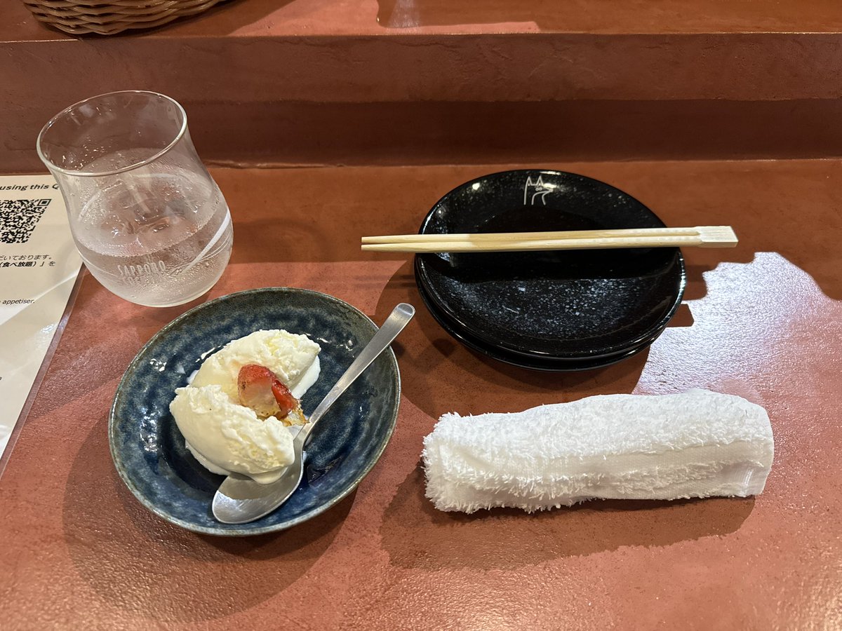 MitchellNoviter's tweet photo. そして、ちょっと酔っ払いながら、一人でなんば駅周辺の散策をば！
色々な物や沢山の人で溢れ返り、とても賑やかで元気な雰囲気でした！

ふと一人で飲むかと思い、「イザカヤキツネ 難波元町店」で飲みました！
たまたま見付けたけど、素敵な雰囲気と料理で、最高のお店だったなぁ・・・（しみじみ） https://t.co/ttGquZThb7