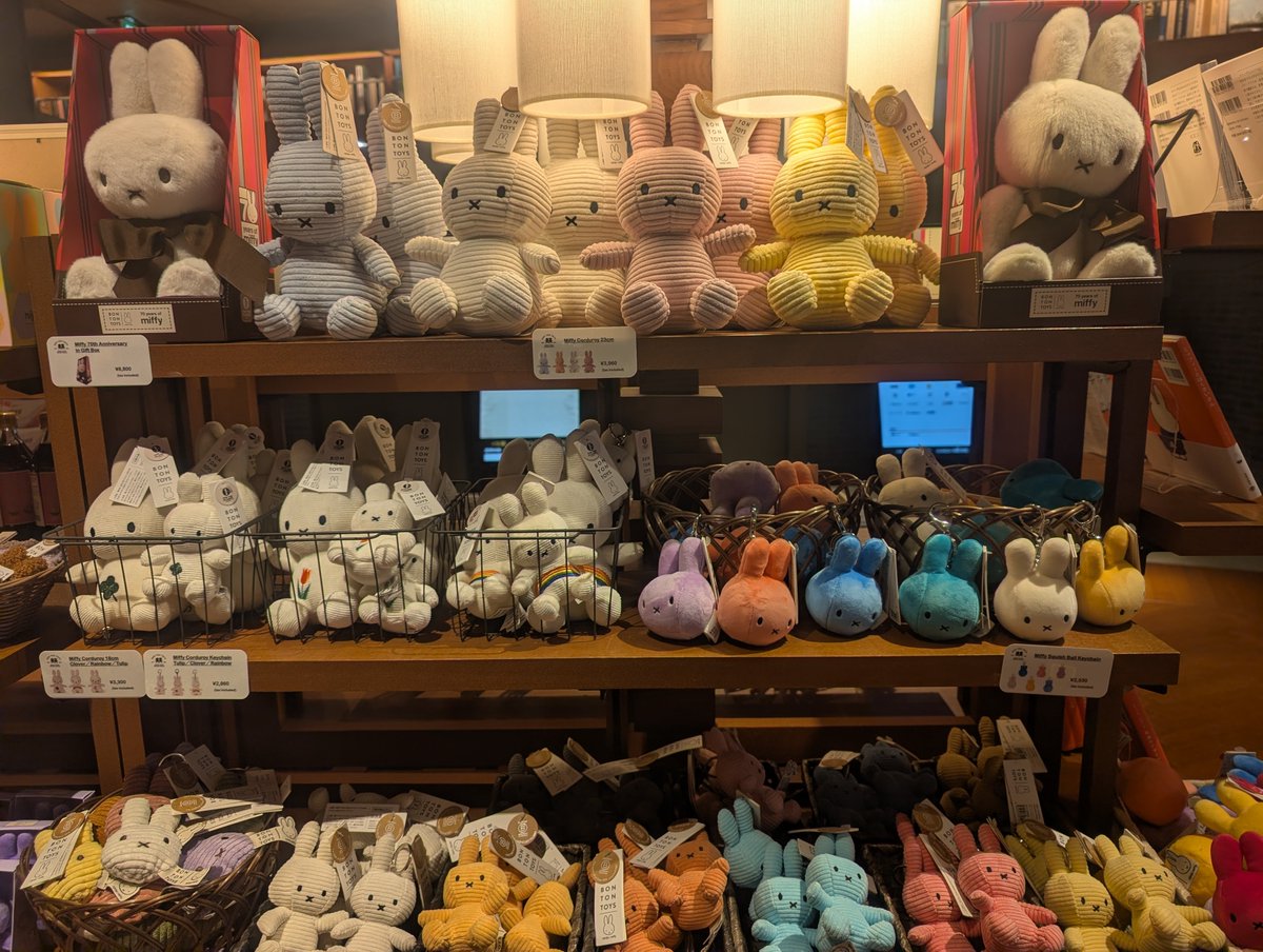 TSUTAYAMeRISE's tweet photo. 🌷本日スタート🌷

BON TON TOYS
「miffy collection」POPUP STORE🐰

人気のコーデュロイシリーズやライトなど、かわいいミッフィーグッズが大集合✨

お気に入りを見つけに、ぜひお立ち寄りください☺️

📅10/5(月)～11/12(木)
📍TSUTAYA BOOKSTORE 梅田MeRISE

#BONTONTOYS #miffy #ミッフィー https://t.co/f7Rf7W9ghP