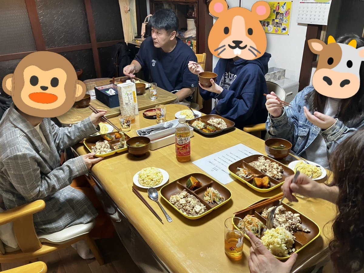 itoconchi's tweet photo. 今日は4人のいとこが来てくれました。
普段の生活や推しの話で盛り上がり、仲良くなったいとこも。
いとこたちの話をたくさん聞けて、おばさんも楽しかったー😊 https://t.co/9ew7q7U5N4