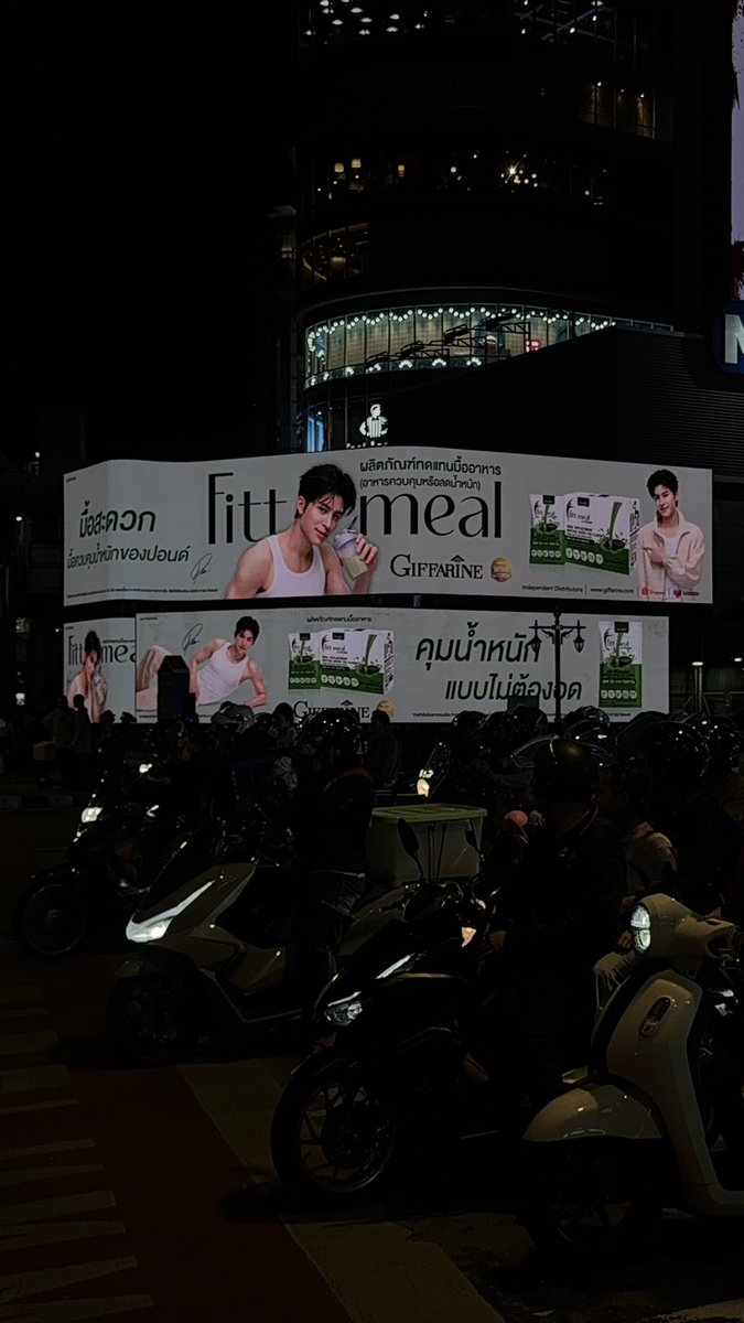 nnnnrpt_'s tweet photo. แยกอโศก ของคน (ไม่) โสด ปอนด์ภูวินทร์ everywhere https://t.co/hE5EpqtSbl