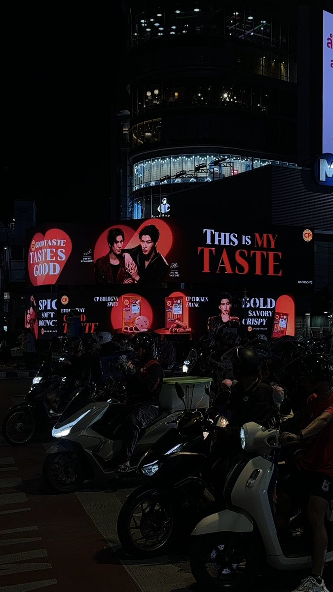 nnnnrpt_'s tweet photo. แยกอโศก ของคน (ไม่) โสด ปอนด์ภูวินทร์ everywhere https://t.co/hE5EpqtSbl