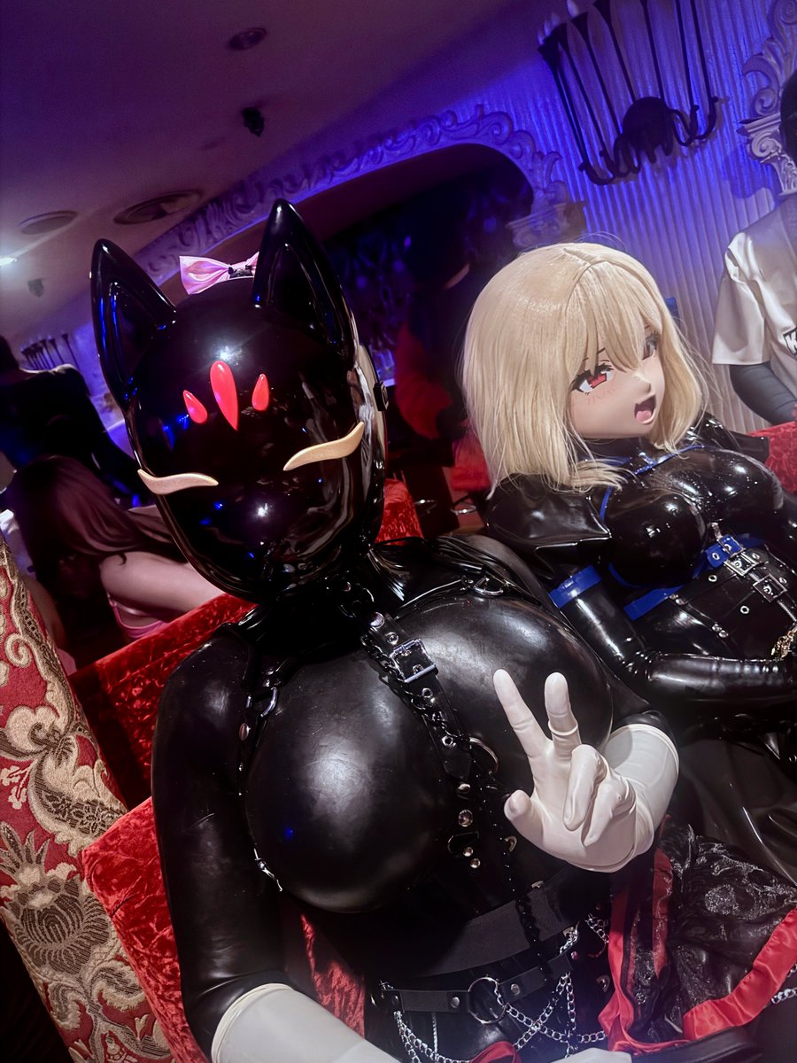 VelKitsune's tweet photo. @MOTI_Kigさん
素敵なお写真ありがとうございます！
@maki_brolitaさんとのツーショット、とても嬉しいです✨
（少しだけ色味を調整させていただきました🙇‍♀️💦）
またいつかお会いできますように🙏🖤
#DepartmentH #デパートメントH #デパチ #latex #着ぐるみ #ラテックス #kigurumi #ラバースーツ https://t.co/2gDgSuRPC3