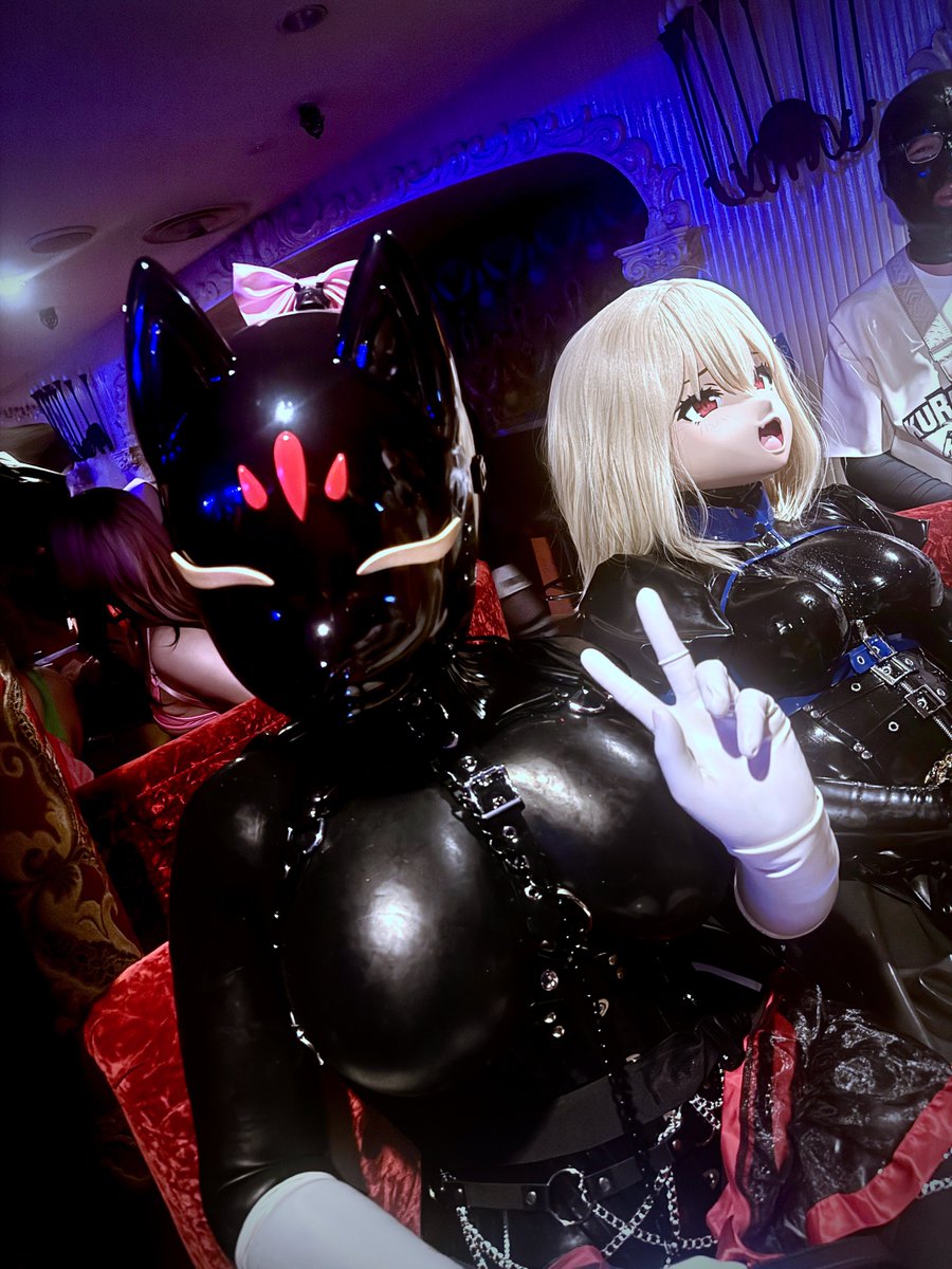VelKitsune's tweet photo. @MOTI_Kigさん
素敵なお写真ありがとうございます！
@maki_brolitaさんとのツーショット、とても嬉しいです✨
（少しだけ色味を調整させていただきました🙇‍♀️💦）
またいつかお会いできますように🙏🖤
#DepartmentH #デパートメントH #デパチ #latex #着ぐるみ #ラテックス #kigurumi #ラバースーツ https://t.co/2gDgSuRPC3