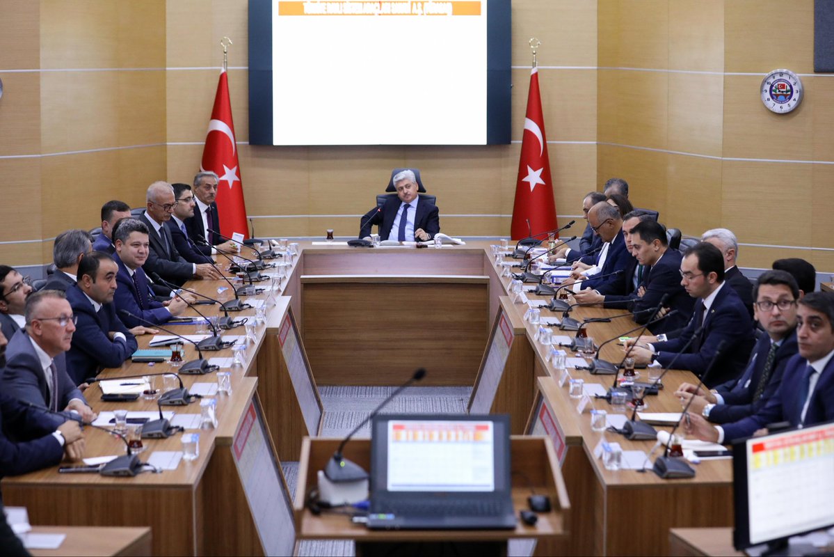 ISIKSUMUTLU's tweet photo. Valimiz Sayın Rahmi Doğan başkanlığında gerçekleştirilen İl Koordinasyon Kurulu Toplantısı’na katıldık.

Şehrimizde devam eden yatırımların, projelerin ve kurumlar arası koordinasyonun değerlendirildiği toplantının hayırlara vesile olmasını diliyorum. https://t.co/IPShFsP9DO