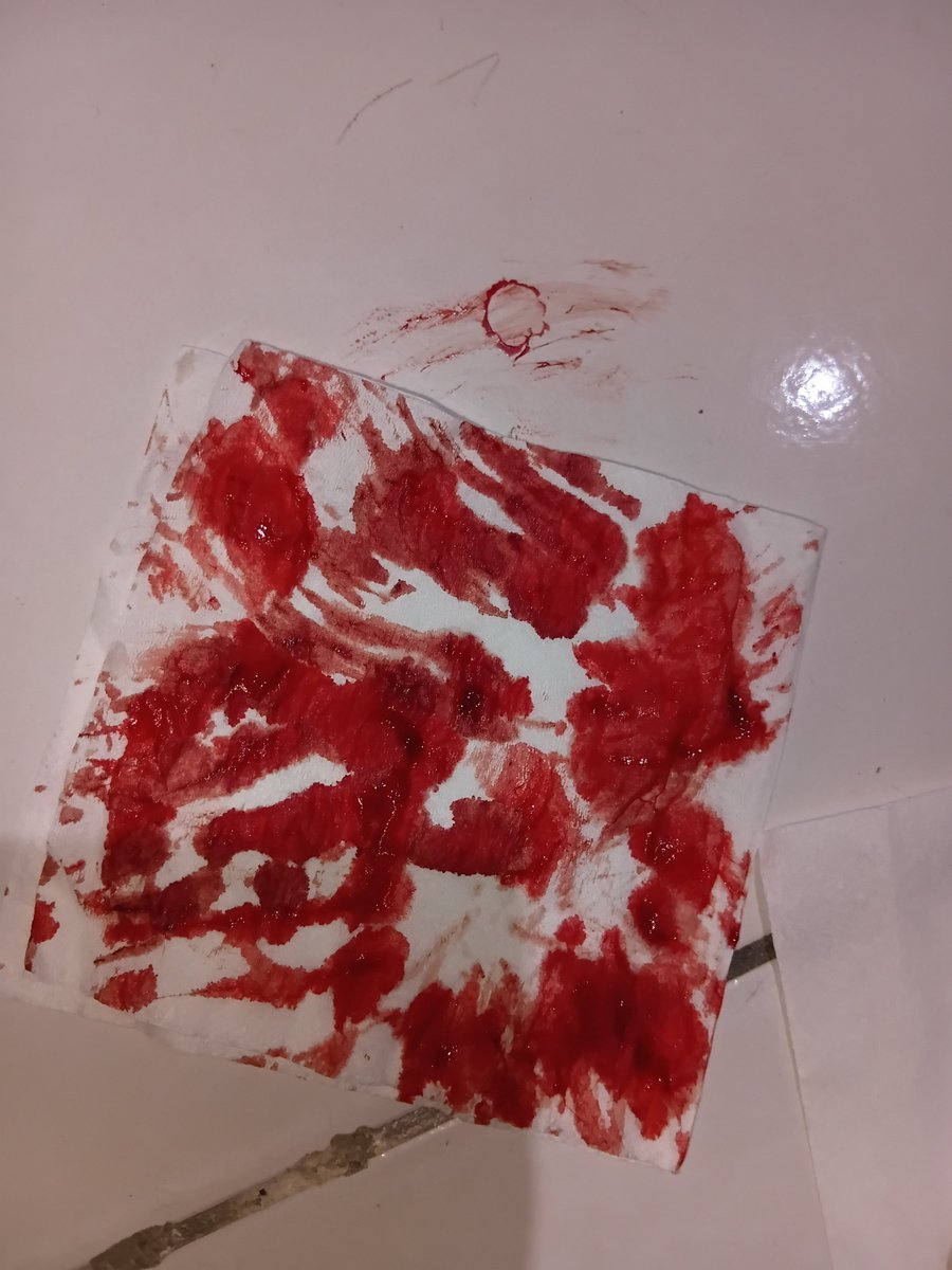 Mikaaww51's tweet photo. ALL FAKEE! it's for makeup Halloween!! fake blood!! 
#sfxmakeup #fake #makeup https://t.co/apJbHnFnpa