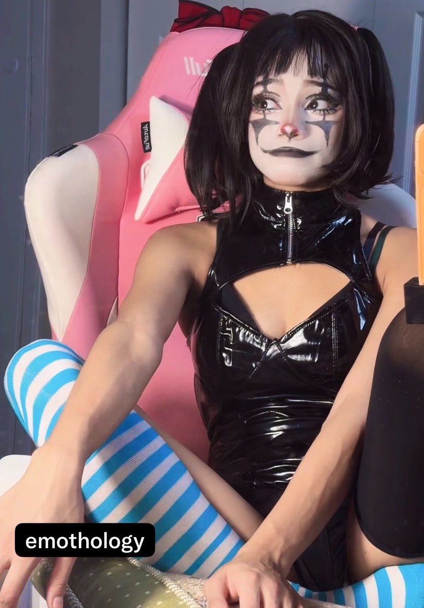 emothology's tweet photo. Emothology says halluu 🤡🖤 https://t.co/ohVNE5ju7d