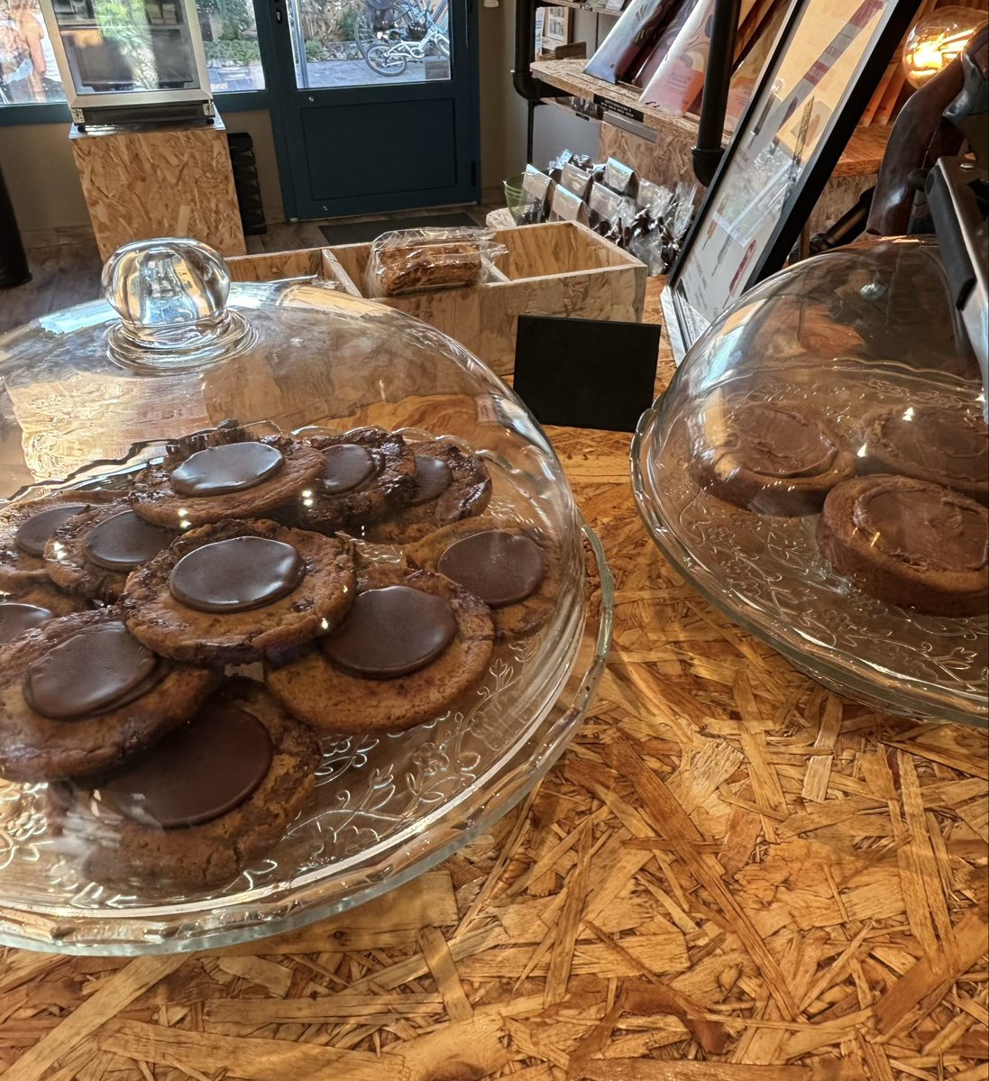 nayutsuart's tweet photo. working at a chocolate shop while waiting for Valko. Maybe I should lure him back in the game with a cookie? #BringValkoBack #Valkols6th https://t.co/jANEEFaIku
