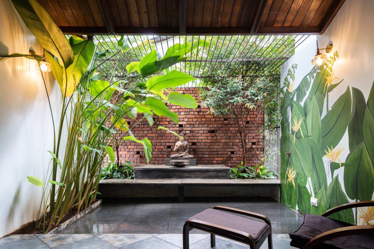 shavnyuyngah's tweet photo. Brick walls, a clay tile roof, shaded verandas and lush greenery, with large openings for light and air. A Kerala home that looks like Kerala.

📍Malappuram, Kerala, India. Architects: Yuuga Designs. Photography: Turtle Arts Photography. 2021. https://t.co/begX0H3hCA