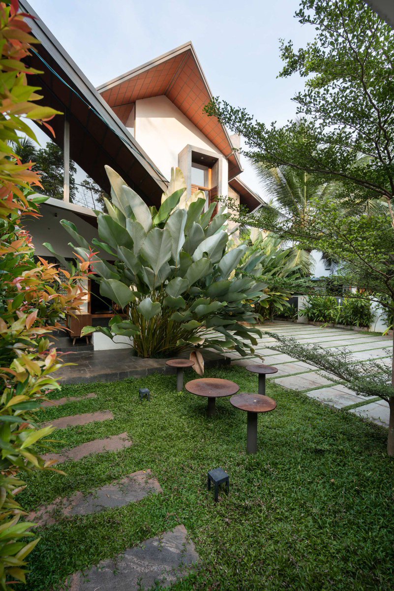 shavnyuyngah's tweet photo. Brick walls, a clay tile roof, shaded verandas and lush greenery, with large openings for light and air. A Kerala home that looks like Kerala.

📍Malappuram, Kerala, India. Architects: Yuuga Designs. Photography: Turtle Arts Photography. 2021. https://t.co/begX0H3hCA