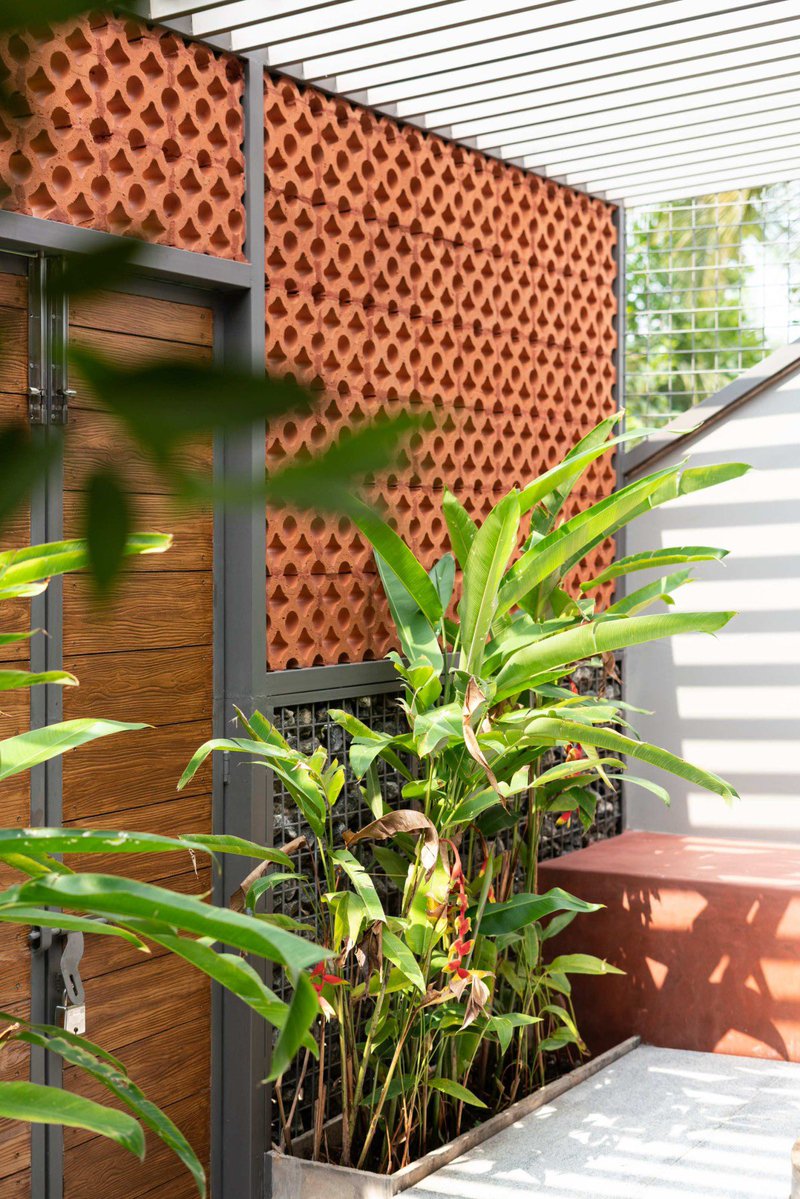 shavnyuyngah's tweet photo. Brick walls, a clay tile roof, shaded verandas and lush greenery, with large openings for light and air. A Kerala home that looks like Kerala.

📍Malappuram, Kerala, India. Architects: Yuuga Designs. Photography: Turtle Arts Photography. 2021. https://t.co/begX0H3hCA