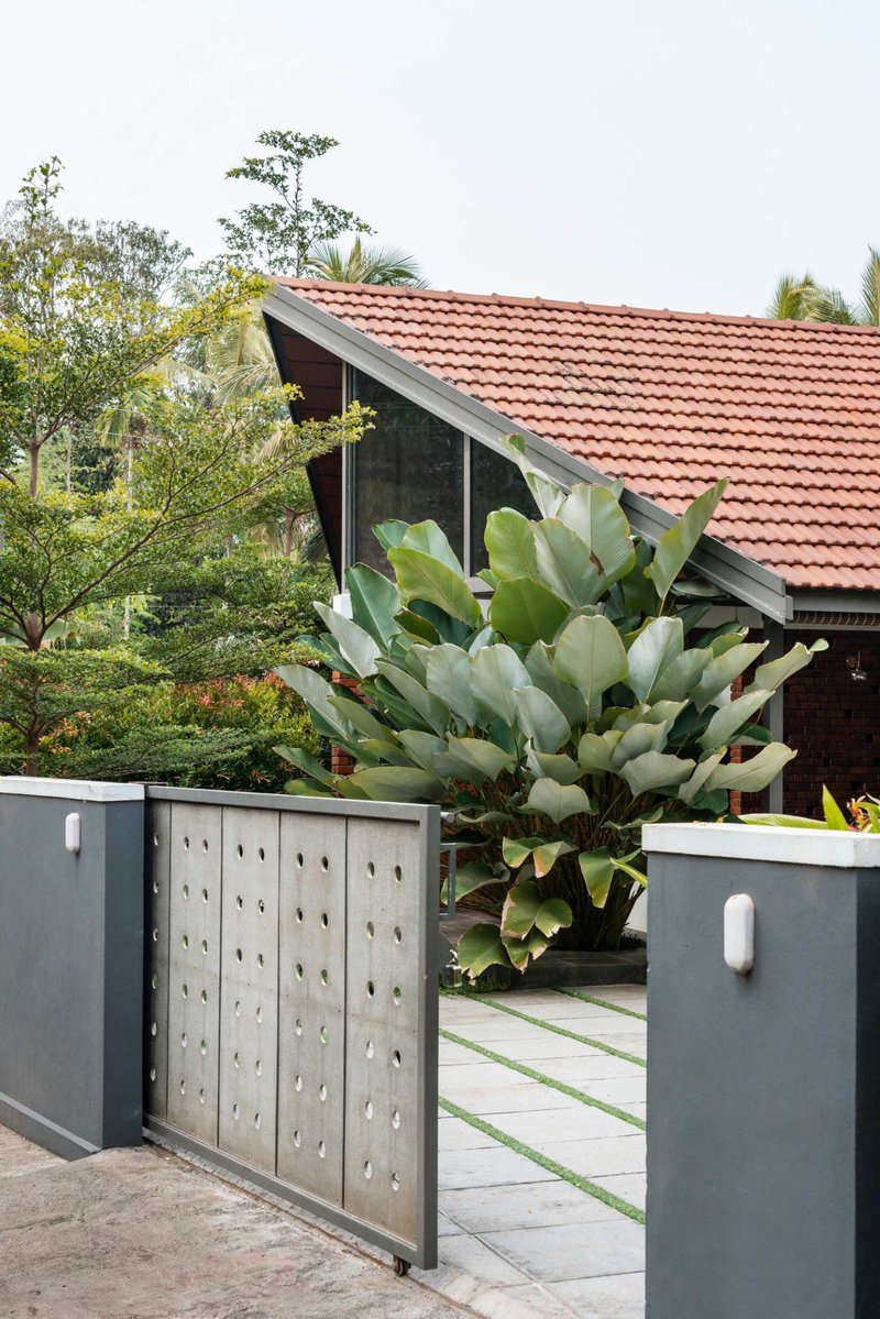 shavnyuyngah's tweet photo. Brick walls, a clay tile roof, shaded verandas and lush greenery, with large openings for light and air. A Kerala home that looks like Kerala.

📍Malappuram, Kerala, India. Architects: Yuuga Designs. Photography: Turtle Arts Photography. 2021. https://t.co/begX0H3hCA