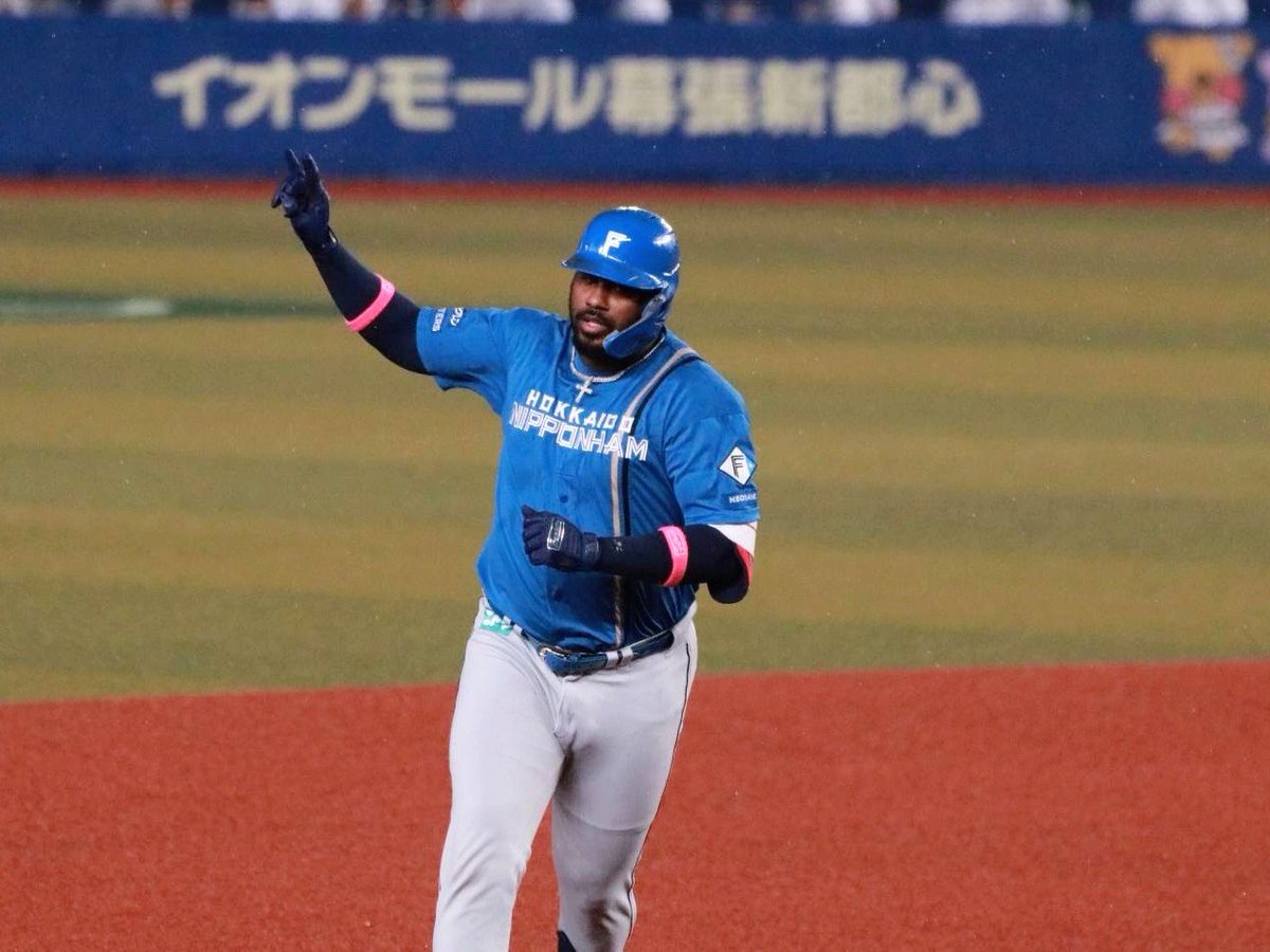 nschiyan's tweet photo. レイエス首位打者おめでとう👏

Congratulations FRANMIL REYES for winning the batting championship‼️
#lovefighters
#FRANMILREYES https://t.co/o3QwdzrnPh