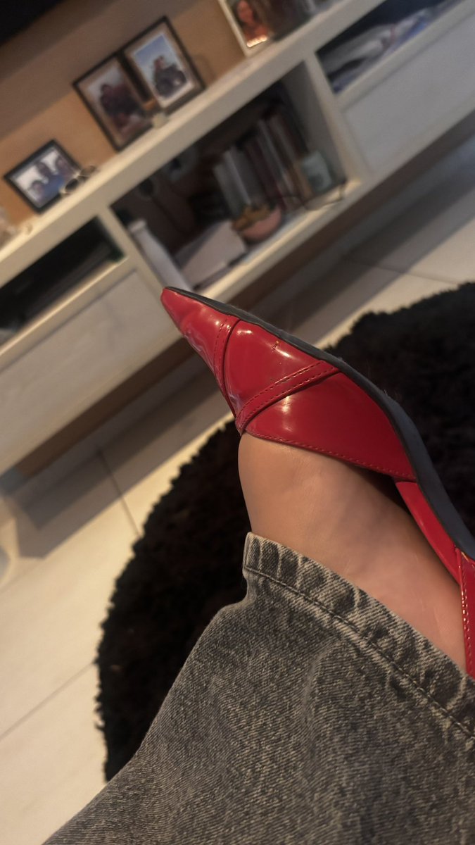 aicitell1's tweet photo. meu pé é tao gordinho que toda vez que eu vou usar scarpin ele fica parecendo o Pé da Chinesa https://t.co/0D1gNphGPa