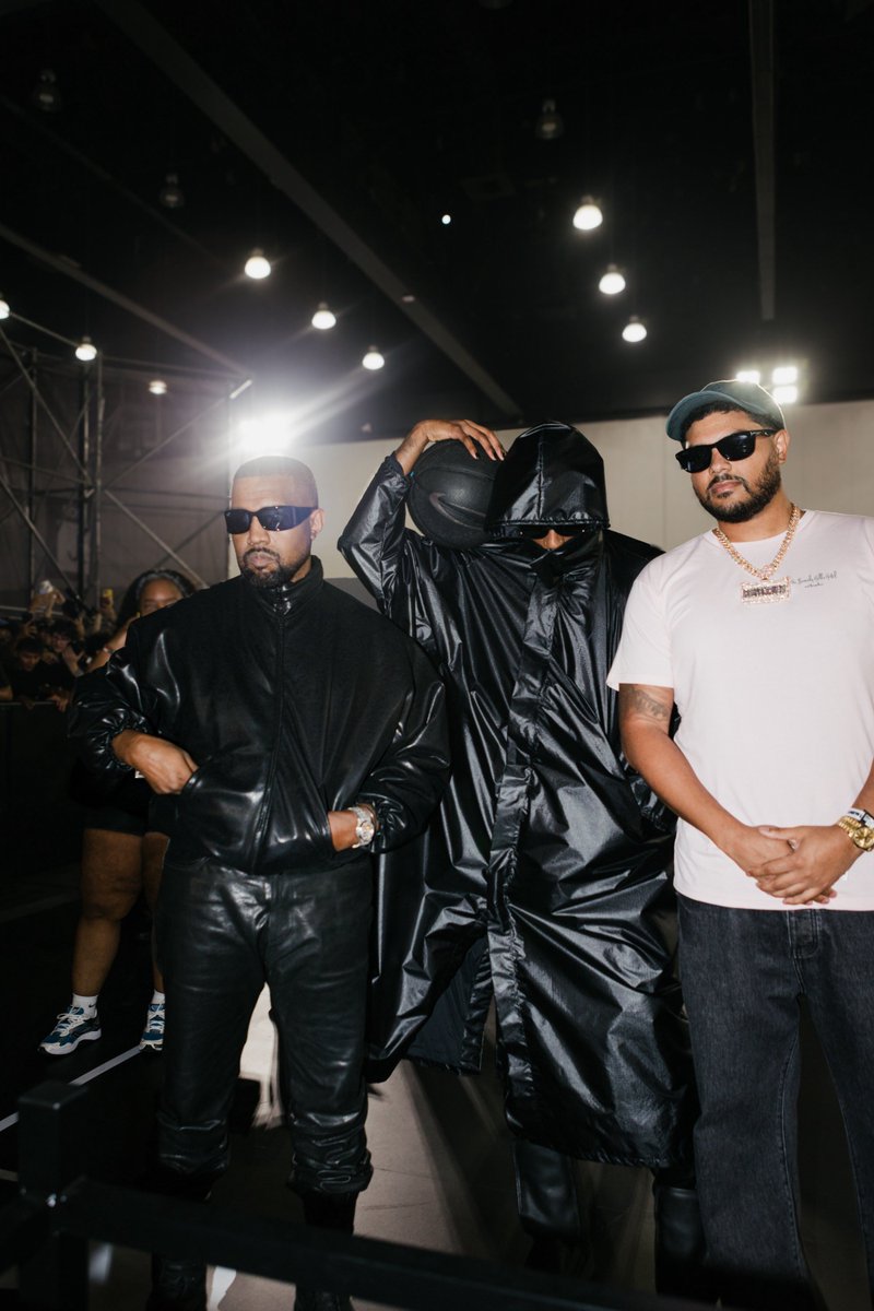 coveredeu's tweet photo. Ye and Carti linked back up at ComplexCon 

(📸 @ArmenKeleshian | devamvshah/IG) https://t.co/u0JGIg42Cz