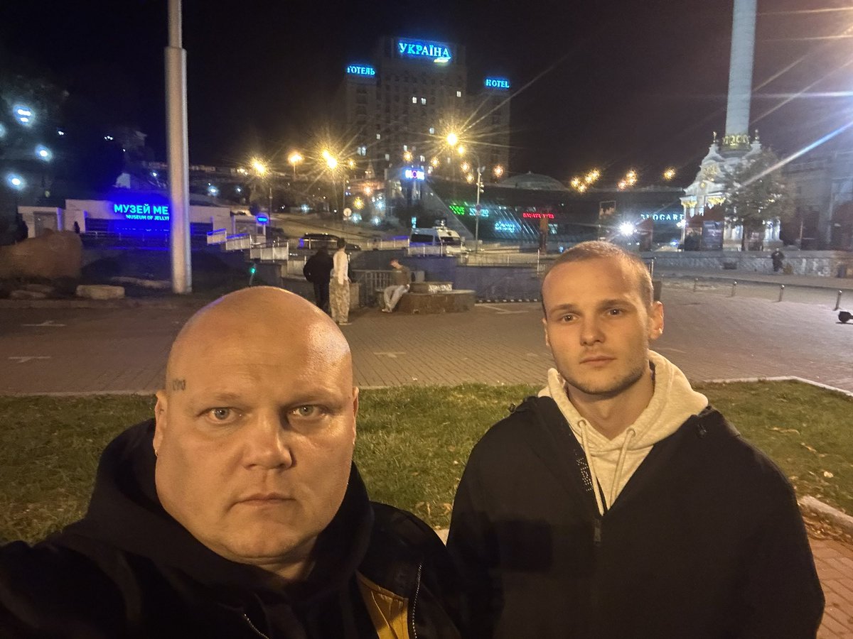 DanielPowerBus's tweet photo. 🇵🇱🤝🇺🇦 WSZYSTKIE RĘCE NA POKŁAD. TRZEBA BYĆ GOTOWYM NA NAJGORSZE. 🫵

Kochani,

ostatni nasz wyjazd i pobyt na Ukrainie był jednym z tych, których długo nie wyrzuca się z głowy.

Już sam wjazd do Kijowa i uderzenie w Akademię Nauk. Widok ludzi wyskakujących z okien budynków, chaos, ogień, wybuchy… To zostaje w człowieku.

A później było tylko gorzej.

Kolejne dni i noce - ataki praktycznie bez przerwy. Wybuch za wybuchem. Kilkukrotnie uderzenia bardzo blisko naszej okolicy. Jednej nocy ostrzał był tak intensywny w rejonie naszego miejsca noclegu, że rano pojawiły się ukraińskie służby i na dachu rozstawiono dodatkowe zabezpieczenia mające pomagać w zwalczaniu tego, co nadlatywało.

Wyjeżdżaliśmy z Kijowa również w czasie kolejnych alarmów, ataków i uderzeń w infrastrukturę.

I wtedy dotarła do mnie jedna rzecz.

TO DOPIERO POCZĄTEK JESIENI.
Za chwilę przyjdzie zima.

Jeżeli już teraz ataki są tak intensywne i przynoszą tak duże straty, musimy przygotować się na bardzo trudne miesiące.

Dlatego podjąłem decyzję o zmianie sposobu naszego działania.

Od teraz jeszcze większy nacisk kładziemy na bezpośrednią pomoc dla ZSU i ludzi działających na froncie.

🚙 samochody
🚁 drony
⚡ generatory
🔋 stacje ładowania
🛠️ sprzęt i wyposażenie, którego potrzebują żołnierze

https://t.co/zrTClcQ7Zy

Nie rezygnujemy z pomocy cywilom. Ani na chwilę.

Każdy samochód, który będziemy dostarczać, może zostać wypełniony pomocą. Żywność, środki higieniczne i najpotrzebniejsze rzeczy nadal będą trafiały do ludzi, którzy zostali blisko frontu.

DWA KOLEJNE SAMOCHODY JUŻ NA NAS CZEKAJĄ W NIEMCZECH. 🚙🚙

W tym tygodniu jedziemy je odebrać. Przyprowadzimy je do Polski, przygotujemy, załadujemy i ruszymy dalej - tam, gdzie będą najbardziej potrzebne.

Nie chcę czekać, aż sytuacja stanie się jeszcze gorsza.

Musimy działać TERAZ.

Potrzebujemy każdego, kto może pomóc. Nie liczy się wielkość wpłaty. Liczy się to, ilu z nas stanie obok siebie i powie:

ROBIMY TO RAZEM. 👊🇵🇱🤝🇺🇦

Udostępniajcie. Mówcie znajomym. Pomóżcie nam przygotować kolejne samochody i sprzęt.

👉 LINK DO ZBIÓRKI W PIERWSZYM KOMENTARZU.

Będziemy ogromnie wdzięczni za każde wsparcie. 🙏

Wszystkie ręce na pokład.
Idzie zima. Musimy być gotowi. 🫵

Stowarzyszenie Power BUS
#DanielLewakowski

#PowerBUS #PomocDlaUkrainy #ZSU #Pomagamy #UkraineSupport