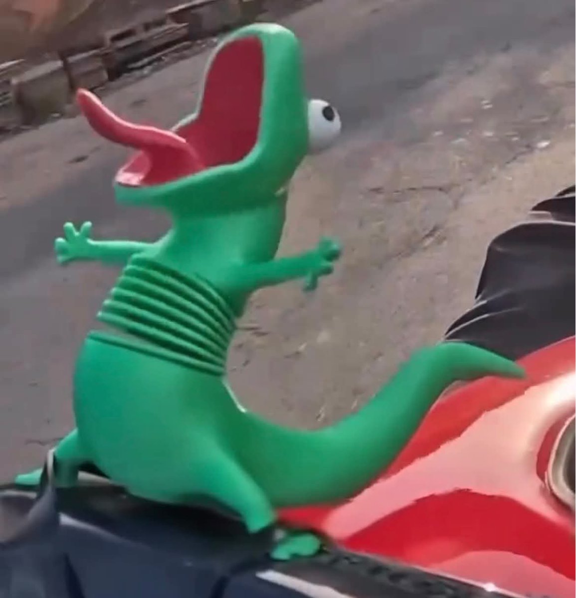 paginalixo1's tweet photo. ainda nem tenho a moto mas eu preciso disso aqui 🤣🤣🤣🤣 https://t.co/9xCjzGRHTs