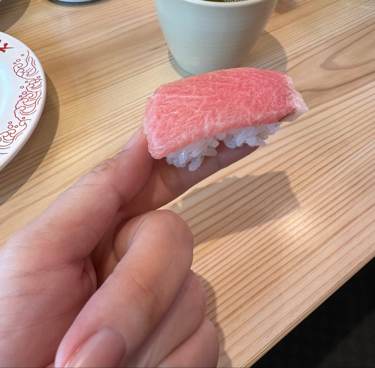 ichiyanagi's tweet photo. スシロー久しぶりに来たけど
いつからこんなに小さくなった？
マジで人差し指第二関節 https://t.co/6L4usoegAY